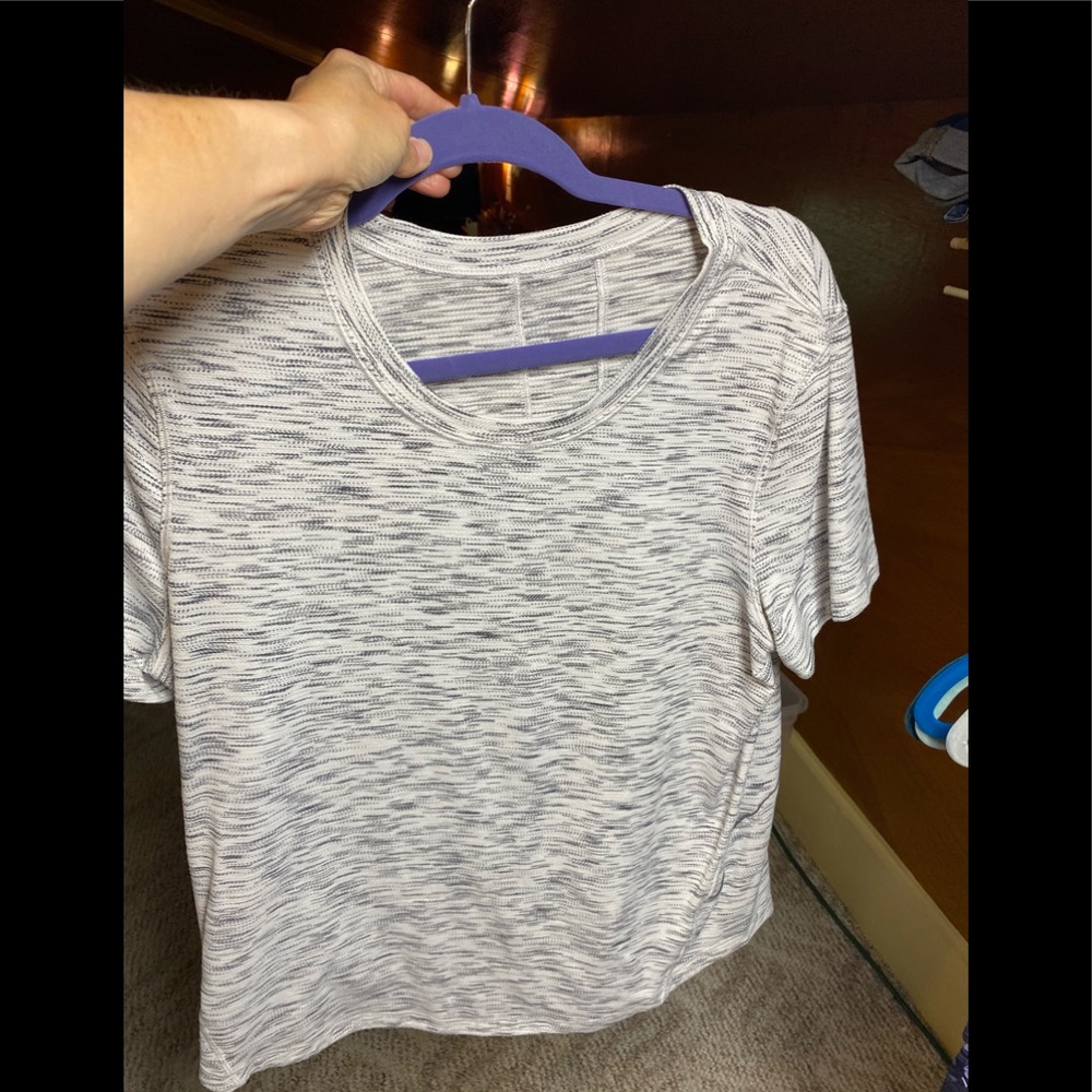 Lululemon tshirt